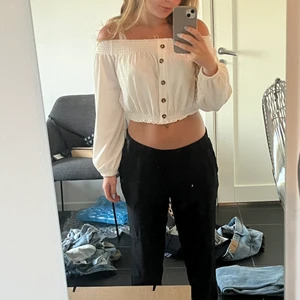 Off-shoulder top - Vit off-shoulder top från hm sitter så fint, använd fåtal gånger och perfekt till sommaren. Storlek S, men passar XS oxå!!Säljer pga garderobsrensning🤍