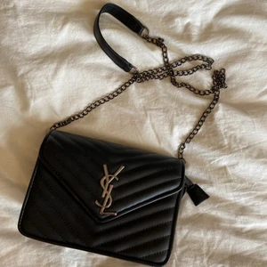 Ysl väska - Säljer en jätte fin ysl väska som aldrig har används. Väskan är i jätte fint skick då den är helt ny.   Frakt tillkommer. 
