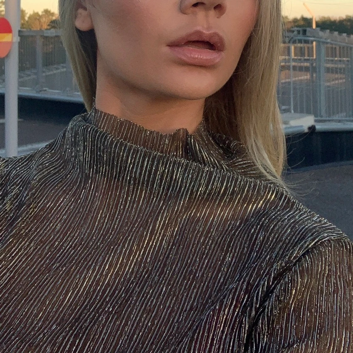 Glittrig topp halterneck guldig - 91