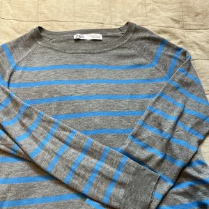 Blå grå randig tröja zara - Säljer denna super fina blå grå randiga tröjan från zara. Strl S. Super duper fin nu t sommaren. Skriv för mer bilder, pris kan diskuteras 