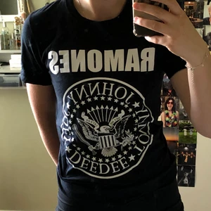 Ramones T-shirt  - Bekväm band thsirt i storlek S och den är i mycket bra skick ❣️