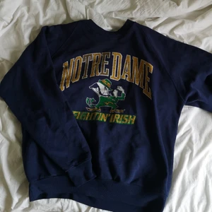 Tröja notredame - Notre Dame tröja från Beyond Retro. Bra skick förutom en minimal blekning på baksidan av ärmen och ett pyttelitet hål. Därav billigt pris. 