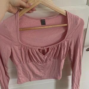 Rosa långärmad tröja från Shein - En super söt långärmad tröja från shein,stolek xs,34.