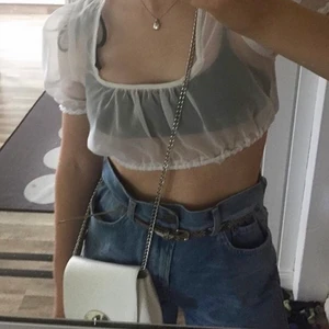 Mesh topp - Jättefin mesttopp med puffärmar! Den har jättefina detaljer och är i bra skick! 🥰🌱 