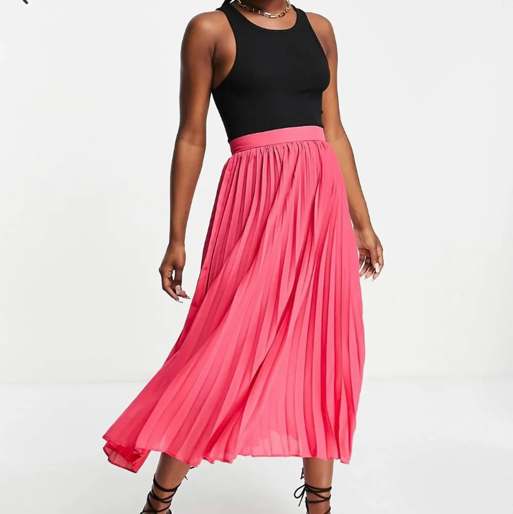 En helt ny och oanvänt midi kjol från Asos med färgen rosa 🌸. Kjolar.
