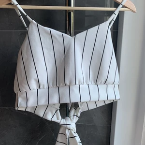 Sommartop  - En randig top som man knyter en rosett i bak. Har haft på mig ca 2-3 gånger, den satt lite stor på mig.  OBS, står inte för frakten. 