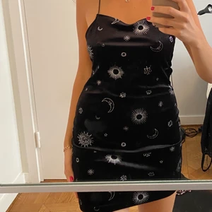 Party klänning - Kort svart klänning i sammet med magiska detaljer i silver. Använd 1 gång. Stretchigt material