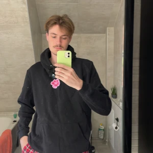 Svart Hoodie the cool elephant  - Svart hoodie med rosa tryck från The Cool Elefant. Sällan använd sen köpet och inget noterbart slitage. Storlek XL men den sitter som en L.