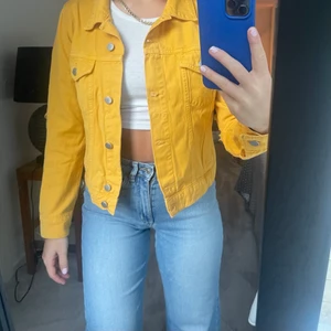 Jacka - Gul jacka från NA-KD, aldrig använt för inte riktigt min stil, köpt för två år sedan. Storlek 34. Frakt står köparen för, kan även mötas upp.