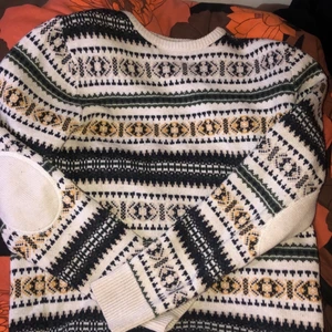 Superfin sweatshirt  - Köpte secondhand och använd fåtal gånger. Kan klia lite men försvinner efter någon minut. Varm och skön!