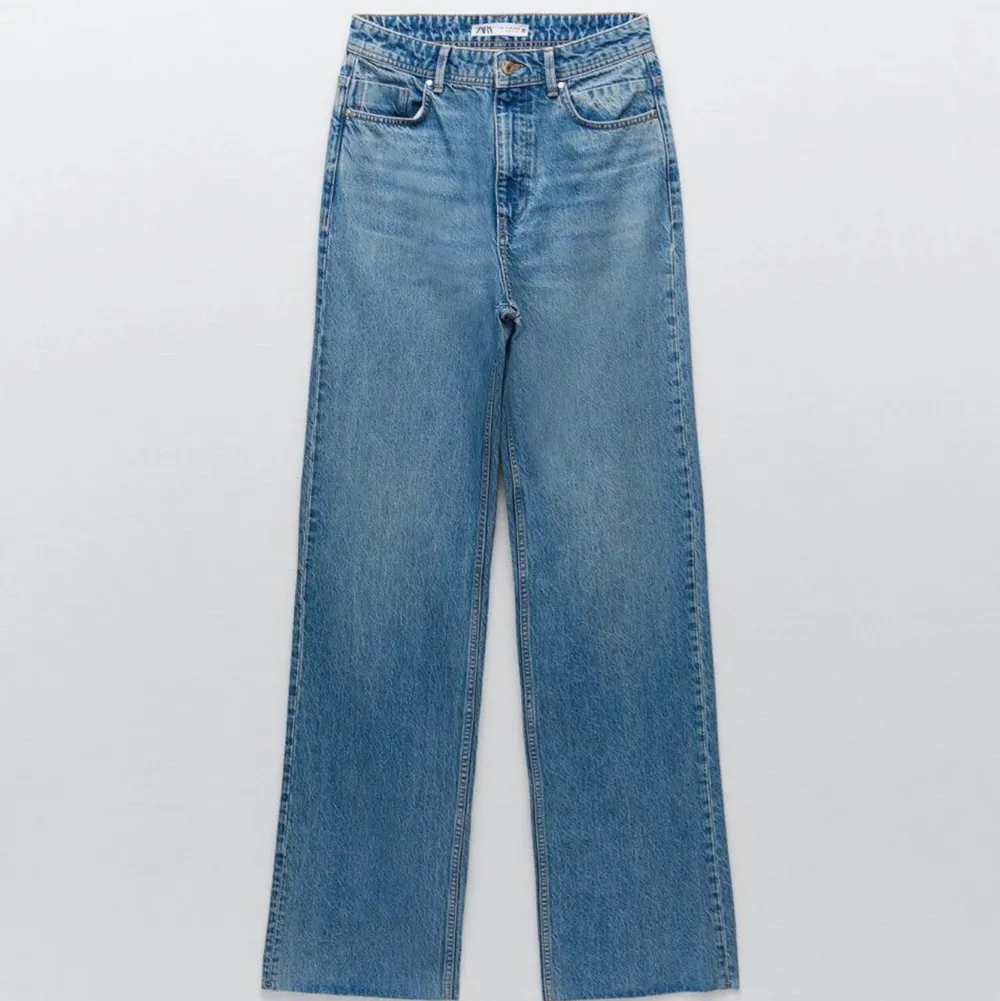 Fina jeans köpta på Zara. ”JEANS Z1975 HIGH RISE FULL LENGTH” Säljer då de inte passar längre, är i jätte fint skick även om de är använda. Frakt kostar 66 kr, eller möt upp mig i Örebro. Skriv om du har frågor! 😊. Jeans & Byxor.