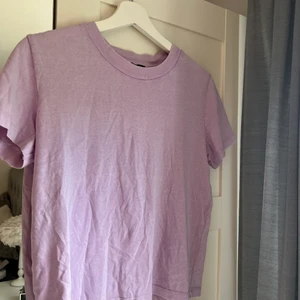Lila T-shirt  - Lila T-shirt från Zara