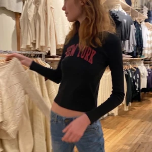 Tori New York top - Säljer nu denna trendiga brandy melville tröjan, du troligtvis har sett medan skrollande på Pinterest. Den är i nyskick då jag köpte den för ca två veckor sen och har bara andvänt den ett fåtal gånger. Frakten tillkommer❤️