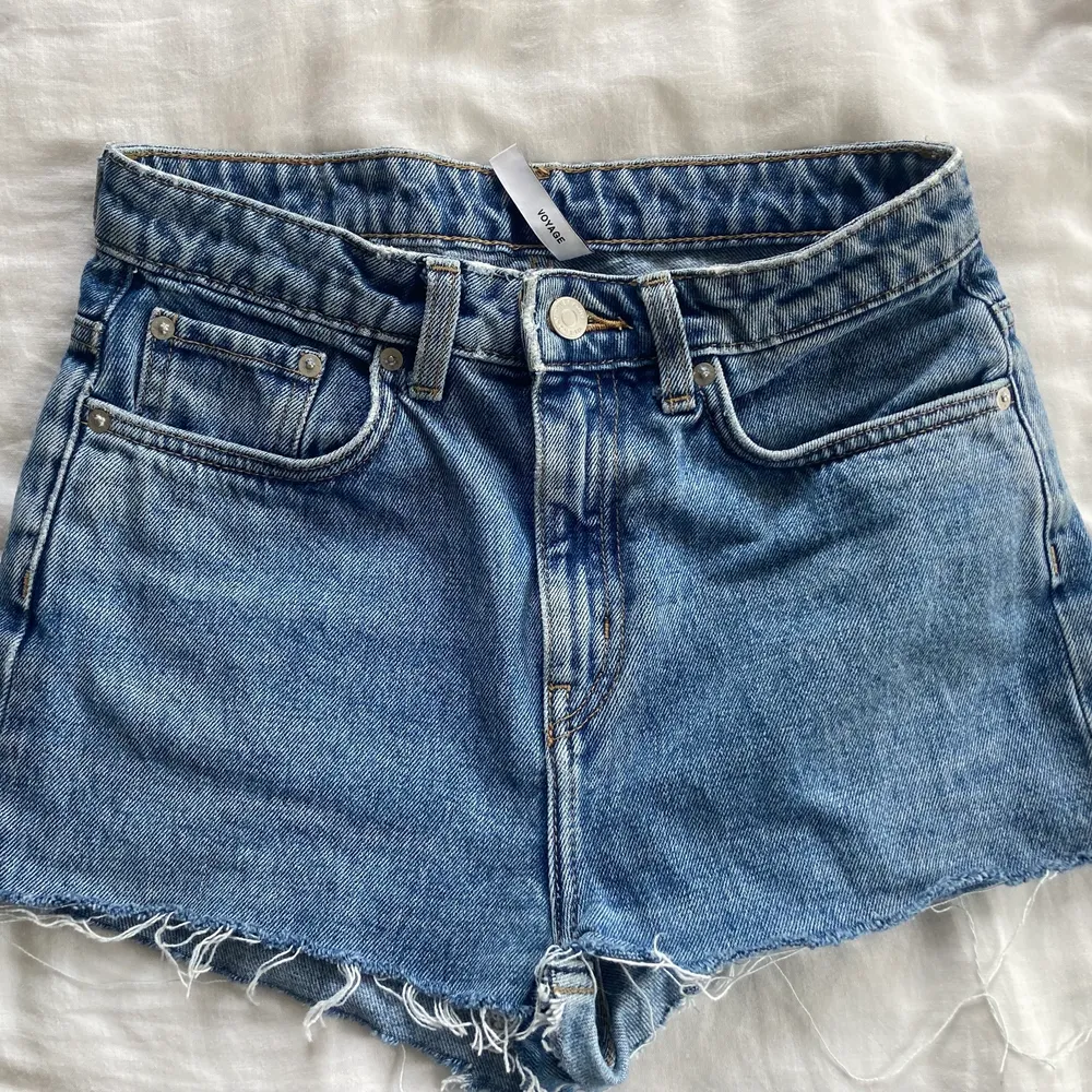 Ett par jeans som jag klippt av till shorts. Väl använda men i bra skick. Säljes pga. blivit för små. . Shorts.