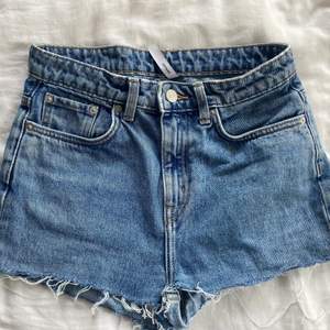 Ett par jeans som jag klippt av till shorts. Väl använda men i bra skick. Säljes pga. blivit för små. 