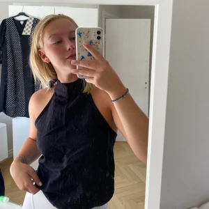 Knyttopp från NAKD - Säljer denna snygga topp som är hög i halsen och öppen i ryggen. Den är max använd en handfull gånger så i väldigt gott skick. Frakt tillkommer om inget annat är överenskommet ☺️