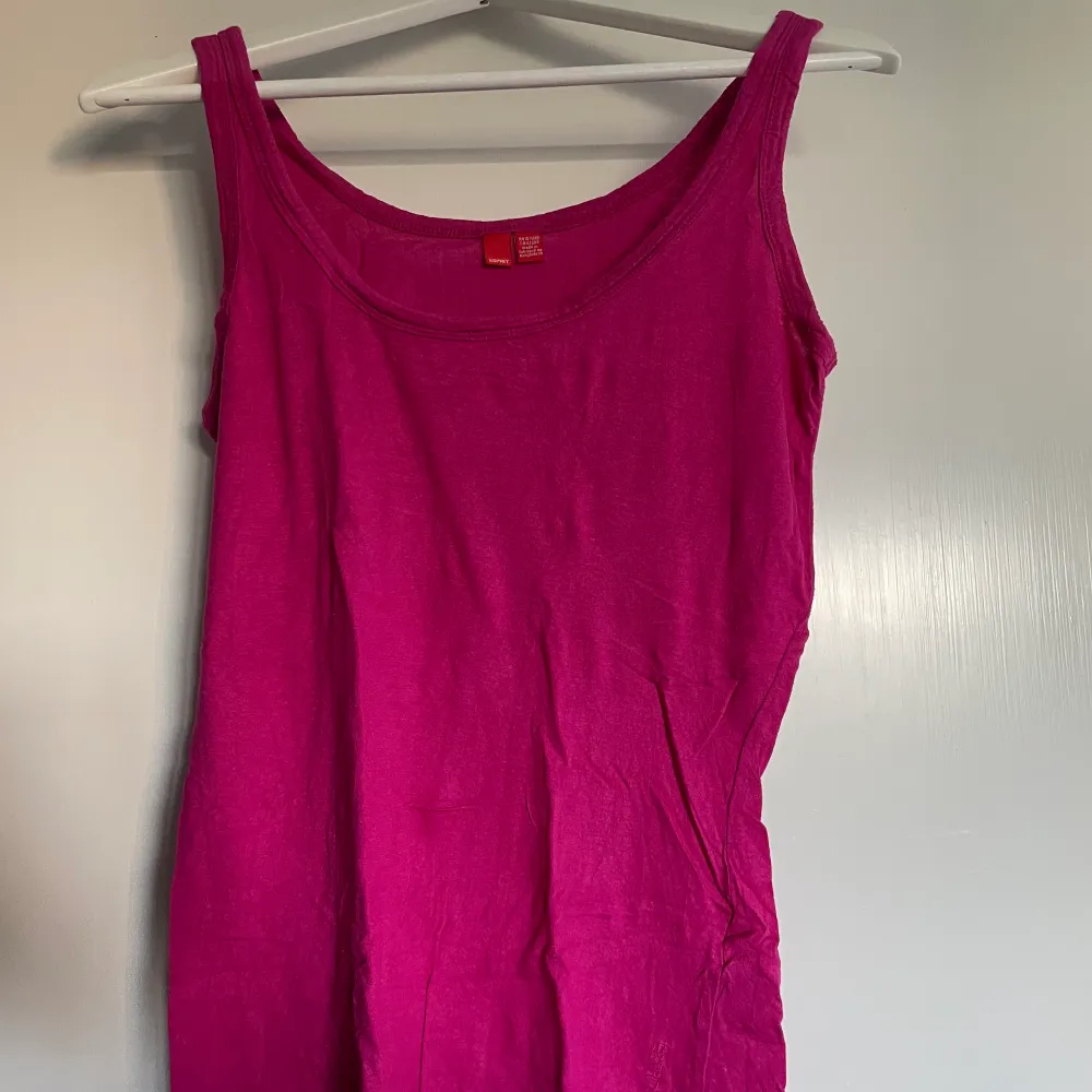 Superfint linne i rosa i storlek s. Finns fler likadana i olika färger på min sida. . Toppar.