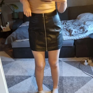 Fake skinn kjol  - En svart fake skinn kjol från HM i strl 36, aldrig använd💖💖 50kr för kjolen + 52kr för frakten