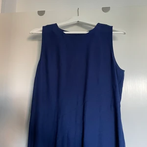 Kortärmad blus linne - Superfint linne /kortärmad blus från Stockh lm i storlek m. Superfin blå färg och dekorativ söm över magen. Faller fint