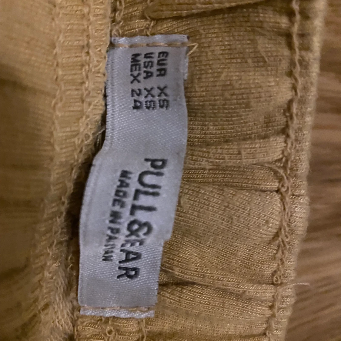 Basic gula shorts  - 91