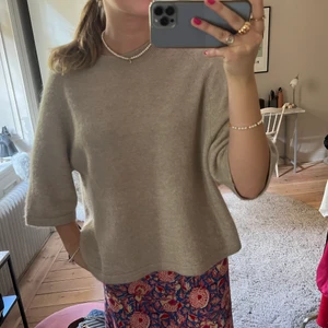 Snygg populär tröja!! - Perfekt tröja att dra över en kjol eller klänning i sommar😍😍jättenajs❤️storlek L då jag ville att den skulle sitta mer Owersized😊😊endast använd några få gånger!💓💓slutsåld överallt