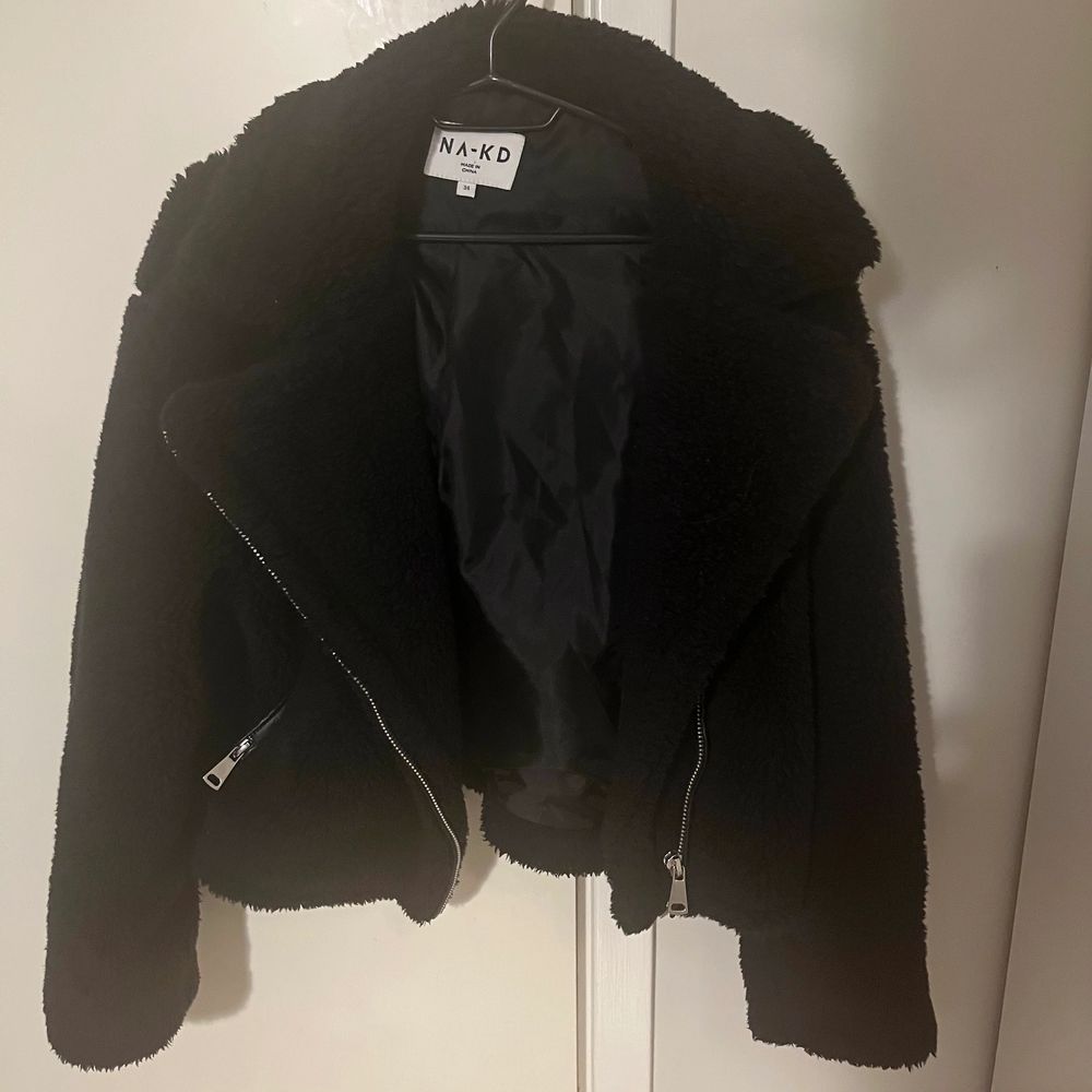 jätte fin vinte jacka som värmer bra en kall vinter dag, har tyvärr köpt en liknande så vill sälja den här nu💗 knappt använd, kostade från början runt sexhundra. Jackor.