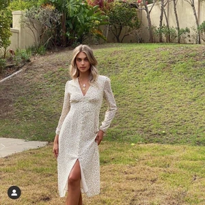 Adoore Paris Lemon dress stl 34  - Använd en gång, köpt i butiken i Moodgallerian. Stl 34, men funkar på mig som är 36a men gillar när det är tight i midjan. Perfekt till midsommar och bröllop! Kan mötas upp i centrala Sthlm eller posta med PostNord skicka lätt. 