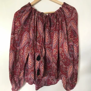 Knytblus  - Mönstrad knytblus från Mango. XS men är mer som en S. Priset är inklusive frakt 💸