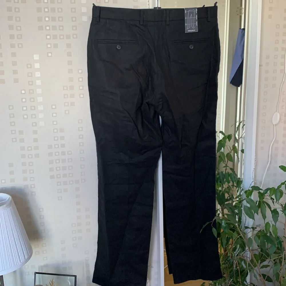 Linnebyxor från HM i nyskick! Storlek 50 och ingen stretch, fickor både fram och bak i bra storlek. . Jeans & Byxor.