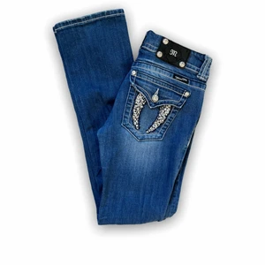 Miss me jeans med strass vingar - Snygga miss me jeans med änglavingar i strass / rhinestones !  Ascoola verkligen, dem är lågmidjade i modell straight alltså inte lika vida som bootcut jeans men ändå lite vidare i benen, min favoritmodell på jeans. Strl 28 ≈ Strl S Skriv för fler bilder!