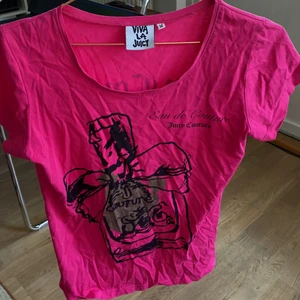 Juicy couture t-shirt  - Den här snygga t-shirten är i bra skick ( kan se lite urtvätta ut)  änvänd få gånger. Säljer pga inte min stil längre😇
