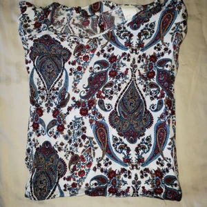 T-shirt/blus med mönster - Fin mönstrad topp.