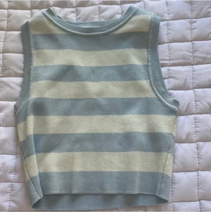 Topp från zara  - Säljer denna jättefina topp från Zara i storlek S. Den är endast använd 1 gång och är i bra skick. Säljer för 60kr + 40kr frakt.