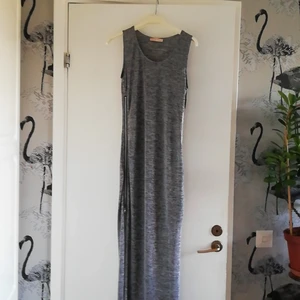 Lantin klänning  - En jättelång klänning. Har många coola detaljer. Är helt ny. Kontakta mig om frakten 