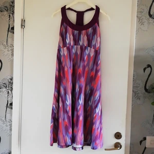Cool klänning  - En cool klänning med många olika färger. Den är knälång. Helt ny här aldrig använt det. Kontakta mig om frakten