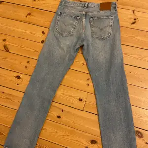 Levis jeans. Modell 501. Nästan helt oanvända, fint skick. Lite längre i modellen och inte så tjata i midjan. Passar kanske bättre på kille eller om man gillar lowwaist. Kostat runt 900kr vid köp. 