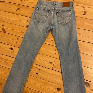 LEVI’S jeans straight - Levis jeans. Modell 501. Nästan helt oanvända, fint skick. Lite längre i modellen och inte så tjata i midjan. Passar kanske bättre på kille eller om man gillar lowwaist. Kostat runt 900kr vid köp. 