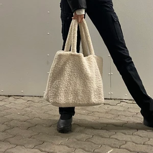 Teddy väska - En personlig favortväska som blivit väl använd. Ingen skada eller slitage.🧸 pris för frakt och väska kan diskuteras