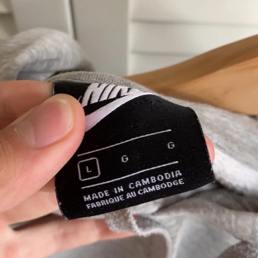 Hej alla, jag säljer min Nike hoodie. Den använde ett par gånger. Sicket är runt 7-8/10. Den har ett lite hål där fram men det är så litet så kan man inte se det. Hör av er om ni är intresserade😁. Tröjor & Koftor.