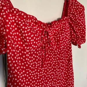 Klänning - Fin längre klänning med slits. Dragkedja vid ryggen 