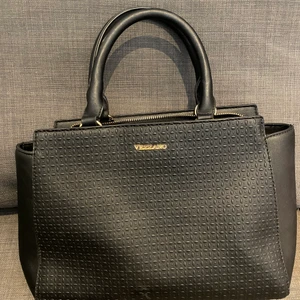 Vezzano väska  - Säljer min fina vezzano väska knappt använd, i bra skick. Skriv privat om du är intresserad 