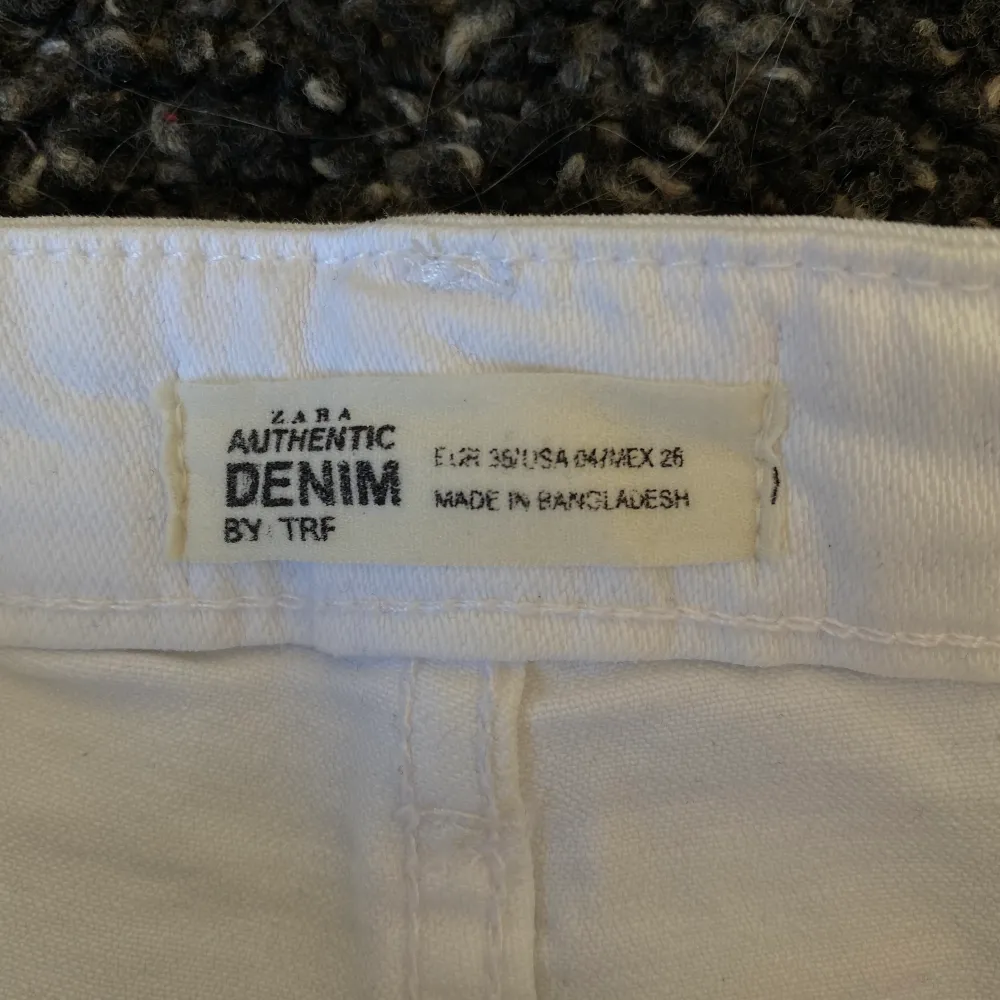Säljer mina vita shorts från Zara! Använd ett fåtal gånger.  Skick: som nyskick Storlek: 36 Nypris: ca 400kr. Shorts.