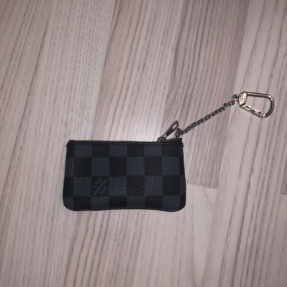En Louis Vuitton plånbok med kedja så du kan hänga den i byxorna vill ni fråga mer frågor kom pm . Accessoarer.