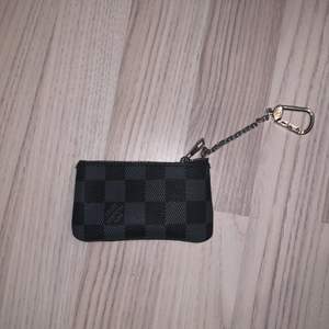 En Louis Vuitton plånbok med kedja så du kan hänga den i byxorna vill ni fråga mer frågor kom pm 
