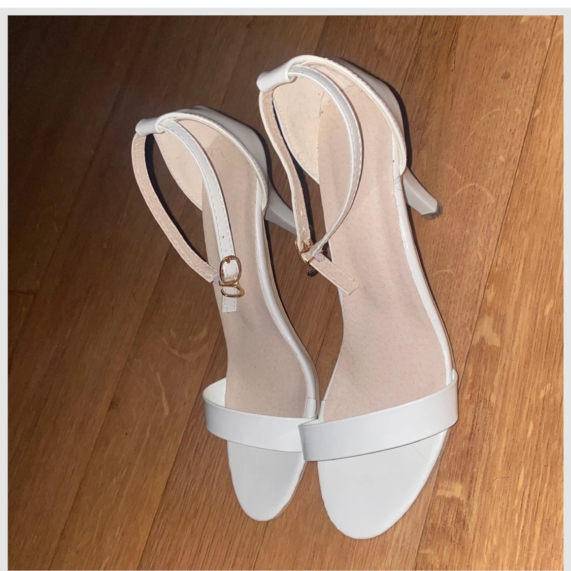 Helt nya vita klackar  - 90