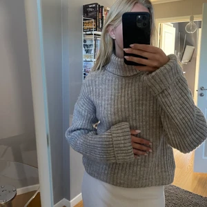 stickad tröja nakd  - Säljer denna stickade tröja från Nakd som är perfekt att trä över en klänning eller likande på svalare sommarkvällar💕 inte använd mer än 5 gånger så är i bra skick plus den är inte sticksig i materialet!! Är i storlek S💖