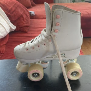 Fina rullskridskor  - Superfina oxelo rullskridskor. Lite smutsiga men fixar de innan köp🫶
