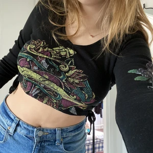 långärmad tröja - INTRESSEKOLL!! snygg långärmad tröja med coola detaljer som snörning och tryck, från Urban Outfitters 💞 använd max 2 gånger, så bra skick. inte säker på om jag säljer, så buda gärna. säljer kanske vid bra bud. 