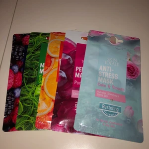 Ansiktsmasker - Säljer 5 st oöppnade ansiktsmasker 1 glow mask, 1 mud mask, 1 antistress mask och 1 peel off masker.