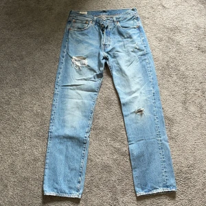 Levis jeans 501 strl, 32 - Levis jeans i bra skick. Köpte de för 1099kr 